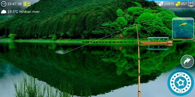 Parete di bosco riflessa nell'acqua dell'Ishikari river con la barca all'ancora sulla sponda opposta